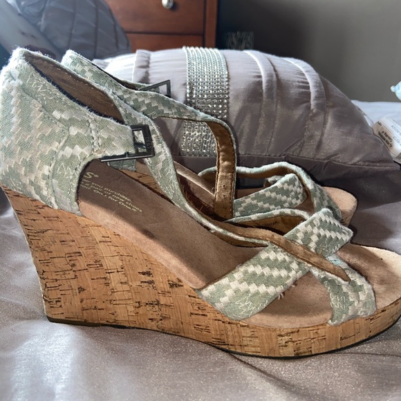 TOMS wedge sandals. - Picture 2 of 4